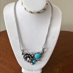 Unsigned  vintage Silvertone Turquoise rhinestone Floral Necklace  double chains
